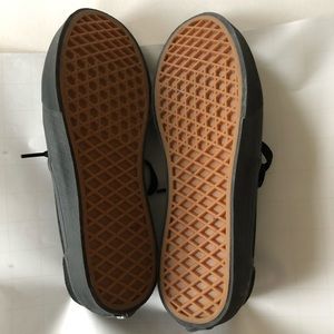 Excellent Vans solid black sneakers size 6 youth boys girls womens
